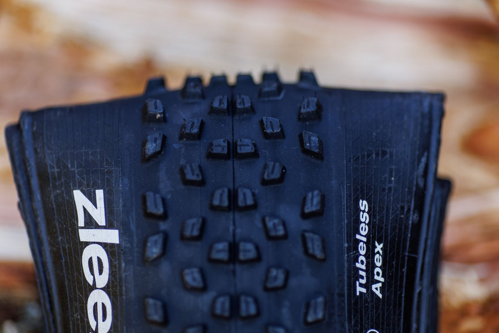 pneu-vtt-zleen-tiger-pro Crampons du pneu Zleen Tiger Pro en action sur terrain boueux