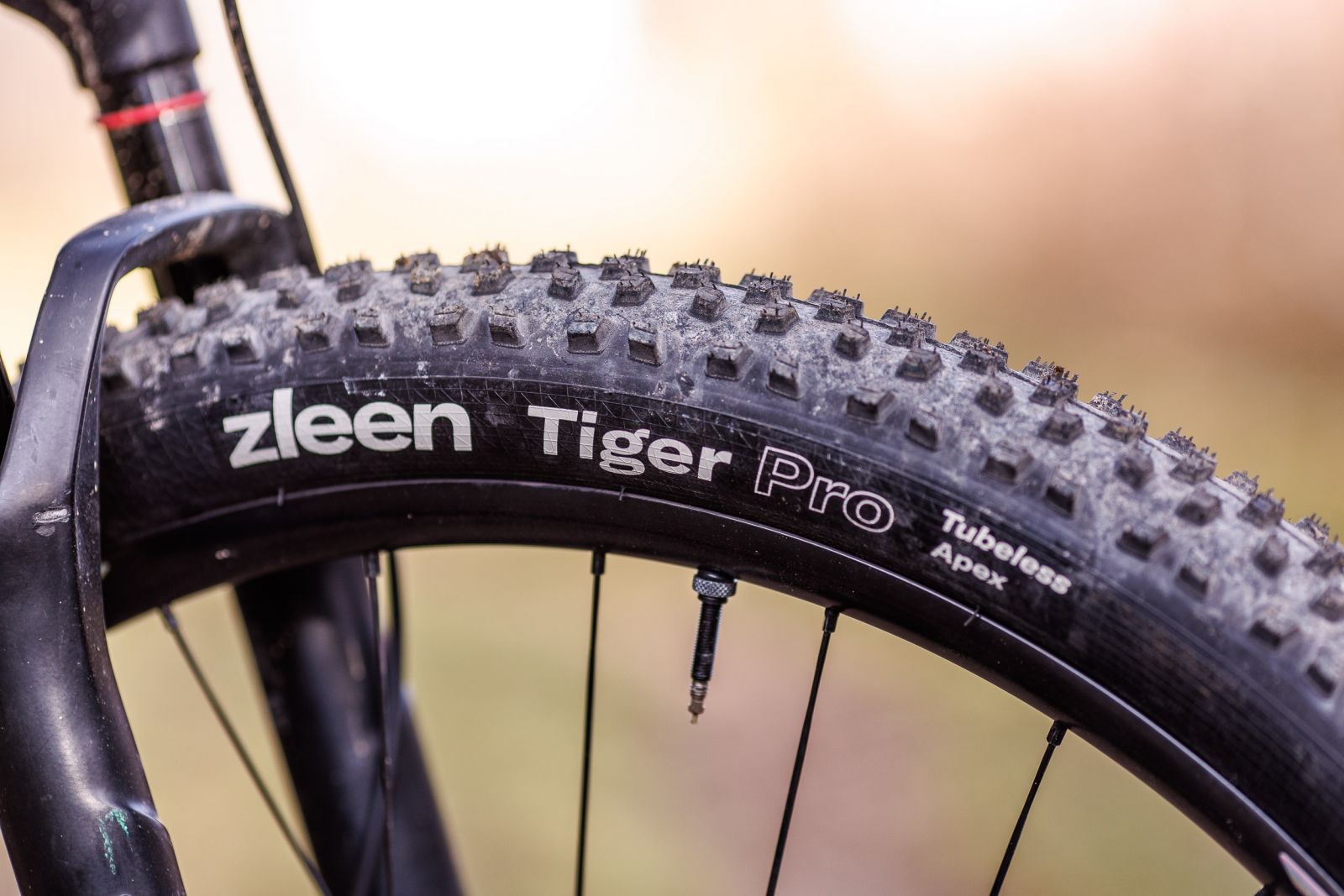 test-pneu-vtt-zleen-tiger-pro Détail de la bande de roulement du pneu VTT Zleen Tiger Pro