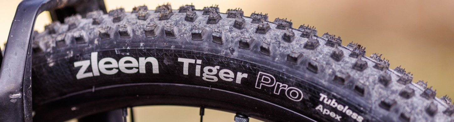 test-pneu-zleen-tiger-pro-01 Pneu Zleen Tiger Pro monté sur roue VTT lors d'un essai terrain