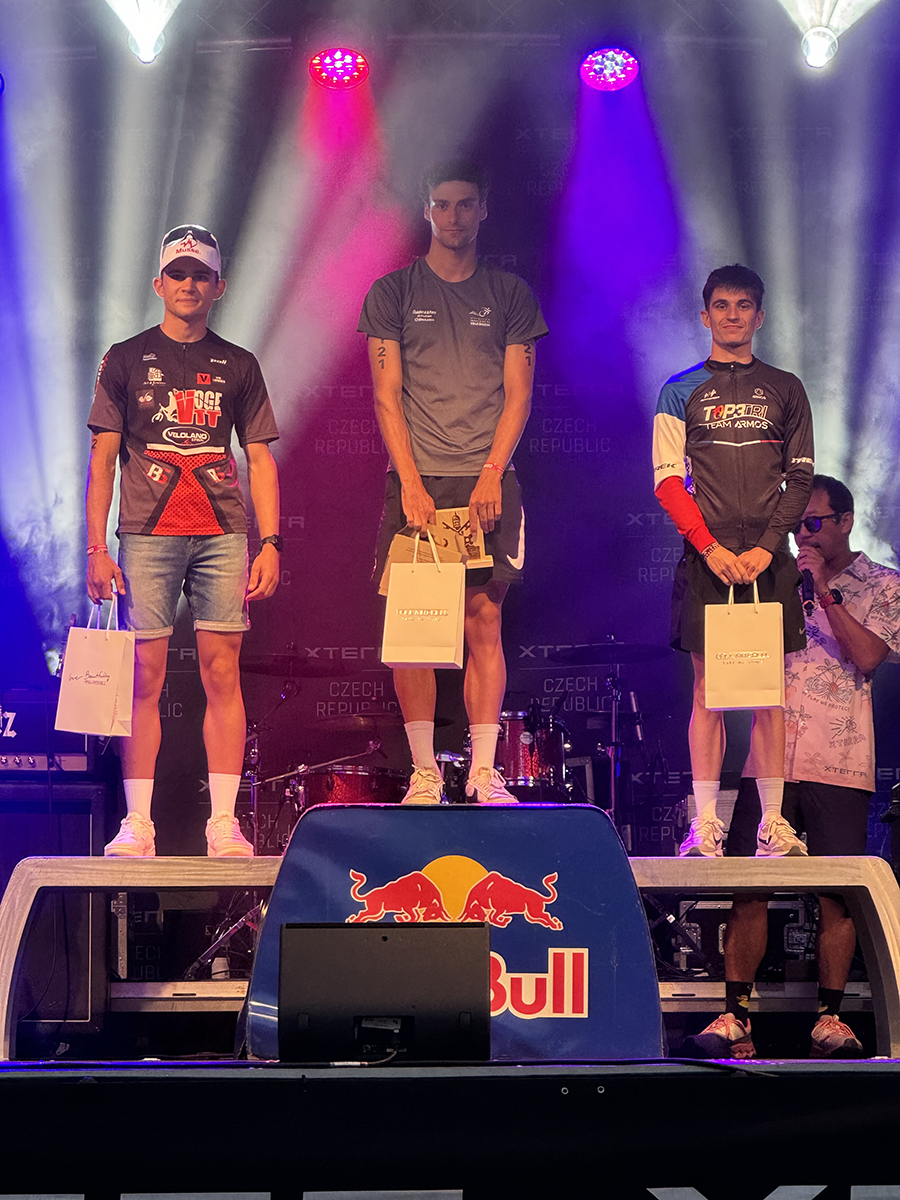 Yann Maret en course sur un parcours naturel de cross triathlon xterra